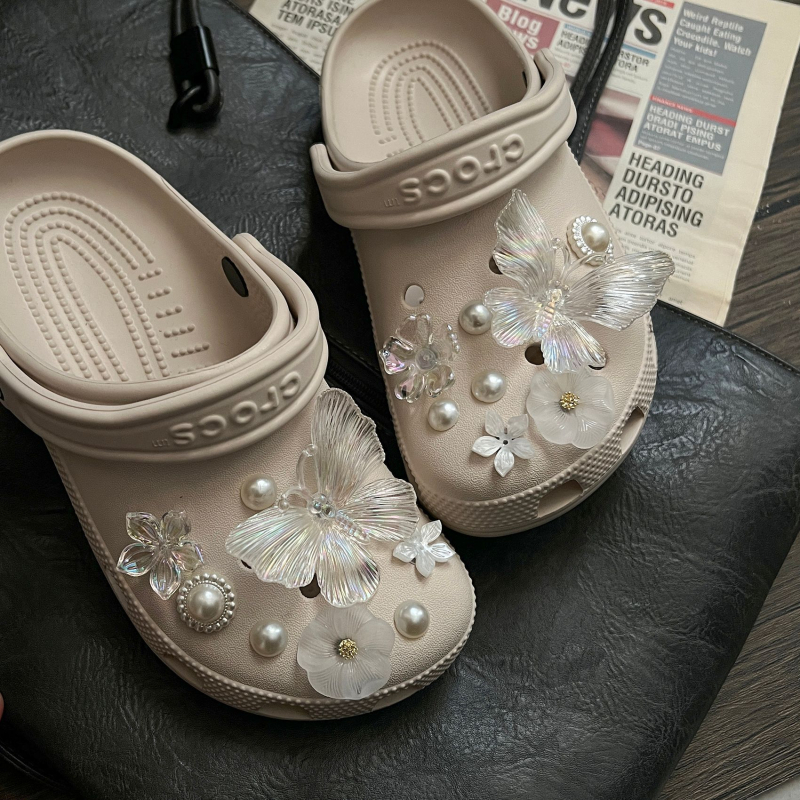 DIY kristalni cvjetovi i leptiri za Crocs-stilne cipele s rupama
