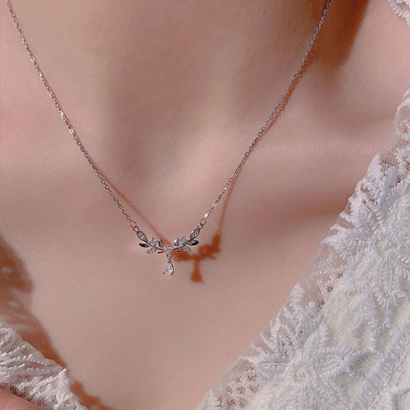 Ogrlica s lovorovim vijencem i cirkonima – delikatna, elegantna ženski geometrijski stil
