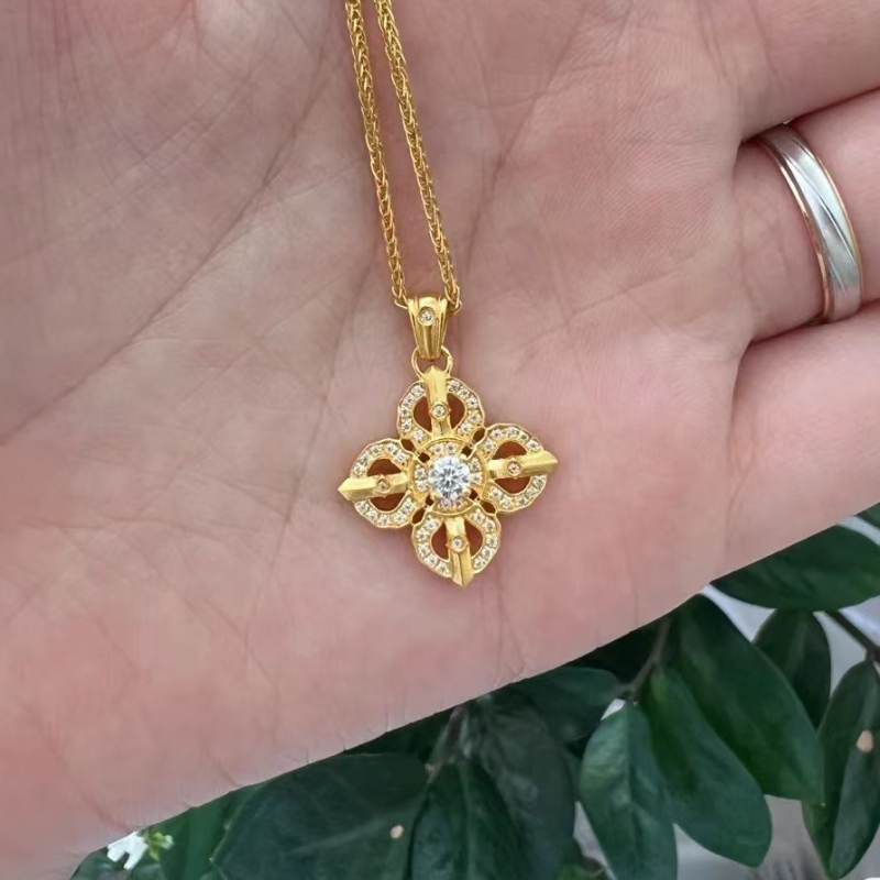 S925 srebrni nakit: privjesak Vajra u obliku križnog cvijeta s četverolisnim motivom, pozlaćeni lanac