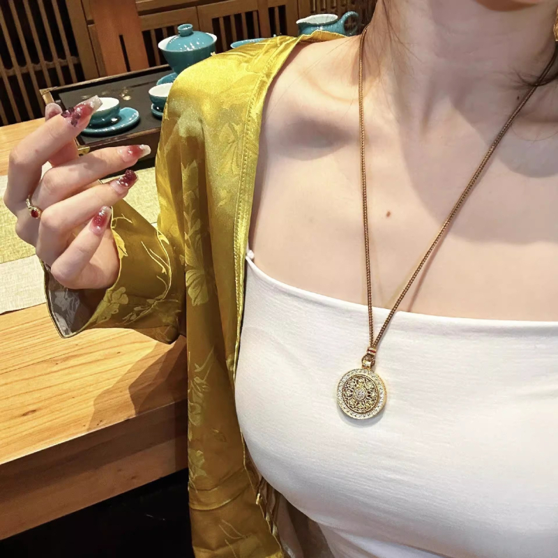 Novi kineski stil zlatni okretni kompas privjesak za žene, retro stil
