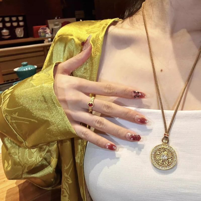 Novi kineski stil zlatni okretni kompas privjesak za žene, retro stil