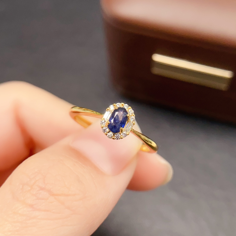 Prsten od prirodnog safira, srebro 925, glavni kamen 3×5 mm, prilagodljiv obod, svestran ženski nakit