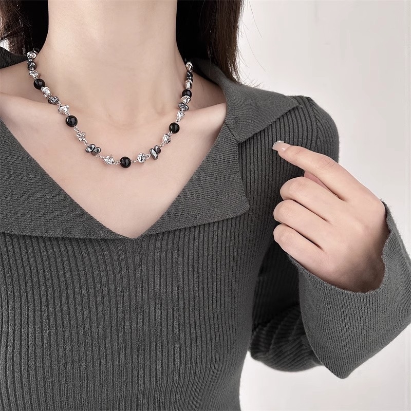 Ogrlica s crnim perlama u obliku cvijeta od titan čelika, lanac zmijskog kostiju, privjesak od zlitine, duljina 41–50 cm, unisex