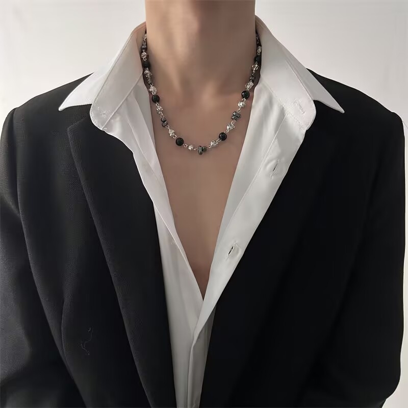 Ogrlica s crnim perlama u obliku cvijeta od titan čelika, lanac zmijskog kostiju, privjesak od zlitine, duljina 41–50 cm, unisex