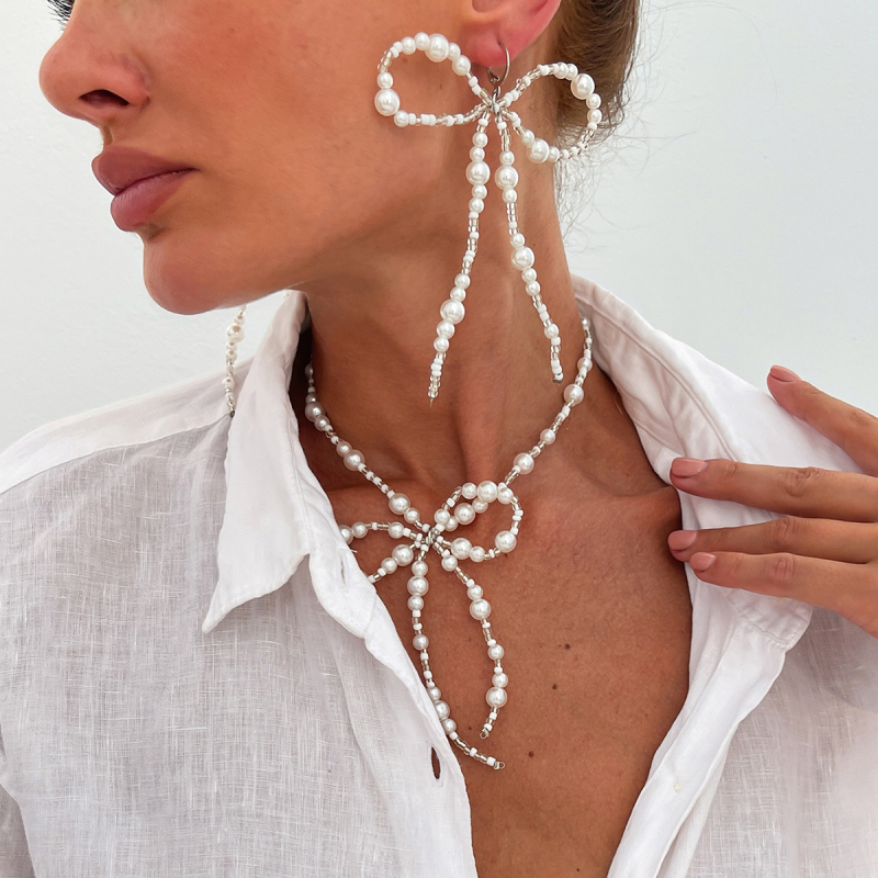 Choker od umjetnih perli s mašnicom – slatka, elegantna lagana luksuzna ogrlica za žene
