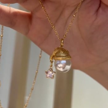 Zlatni božićni šešir s pearl privjeskom – set nakita: ogrlica i naušnice za žene, nježan i svestran