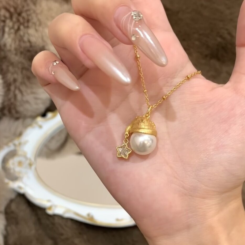 Zlatni božićni šešir s pearl privjeskom – set nakita: ogrlica i naušnice za žene, nježan i svestran