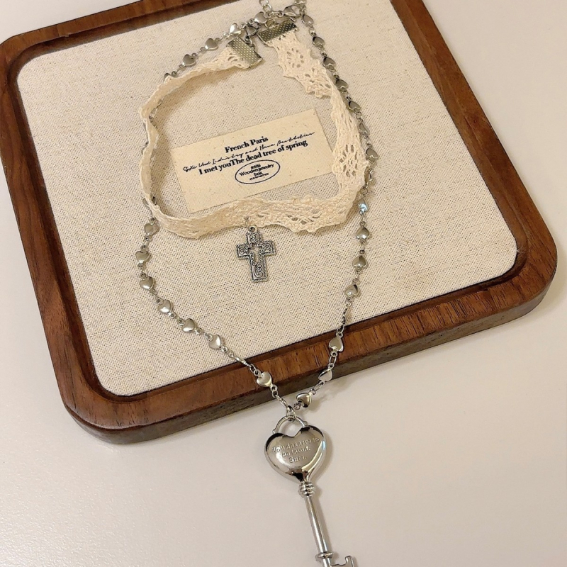 Bijeli čipkasti choker s krstnim remenom i privjeskom srca-ključ za žene