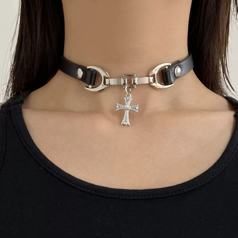 Ogrlica s križem i biserom – tamna, slatka i stylish čoker za podkulturni stil