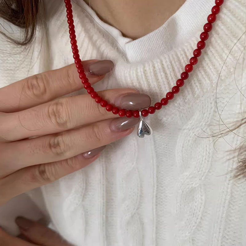 Ženski crveni ogrlic s perlicama i privjeskom u obliku obrnuto srce, lagani luksuz, retro stil, svestran nakit za džempere