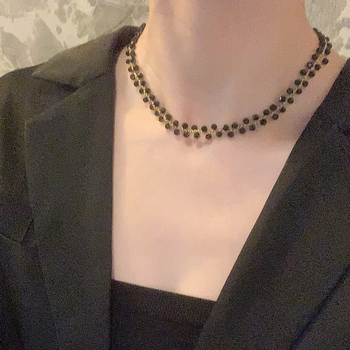 Crni choker ogrlica u francuskom stilu s perlicama i mrežastom teksturom, lagani luksuz, profinjen dizajn