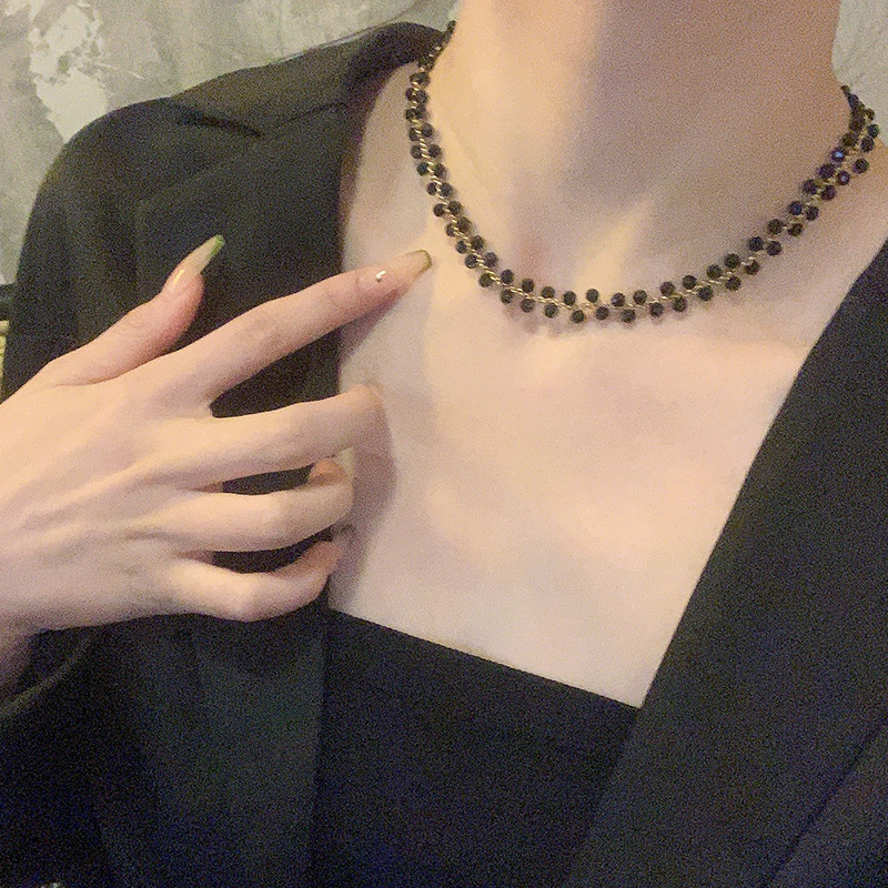 Crni choker ogrlica u francuskom stilu s perlicama i mrežastom teksturom, lagani luksuz, profinjen dizajn