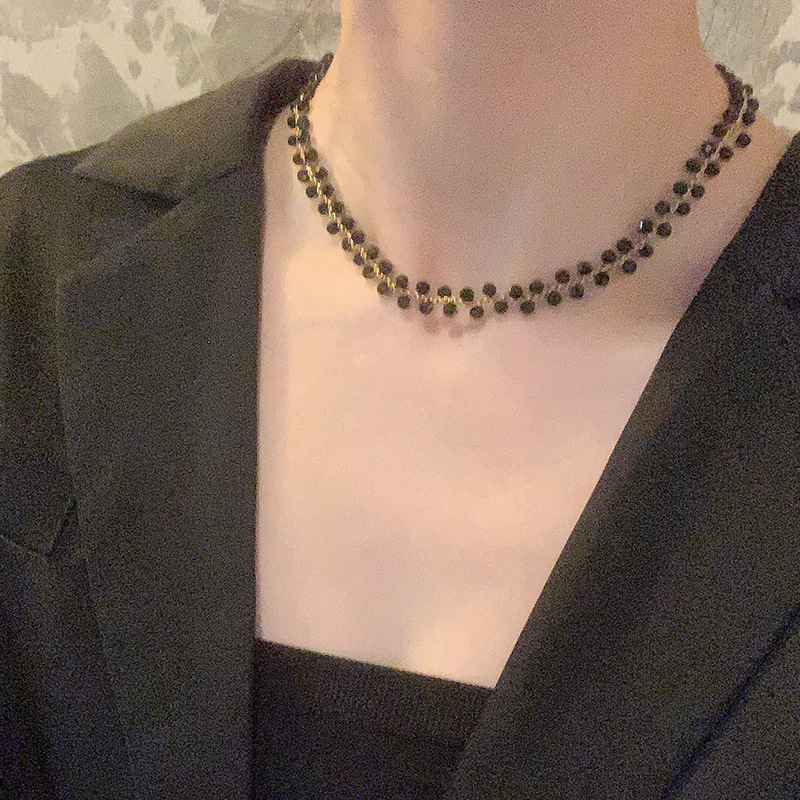 Crni choker ogrlica u francuskom stilu s perlicama i mrežastom teksturom, lagani luksuz, profinjen dizajn