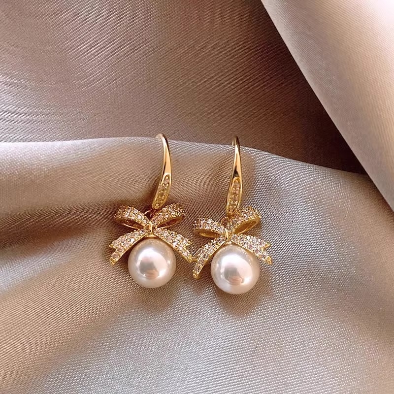 Gulia naušnice s perlom i mašnicom – elegantan luksuz za žene
