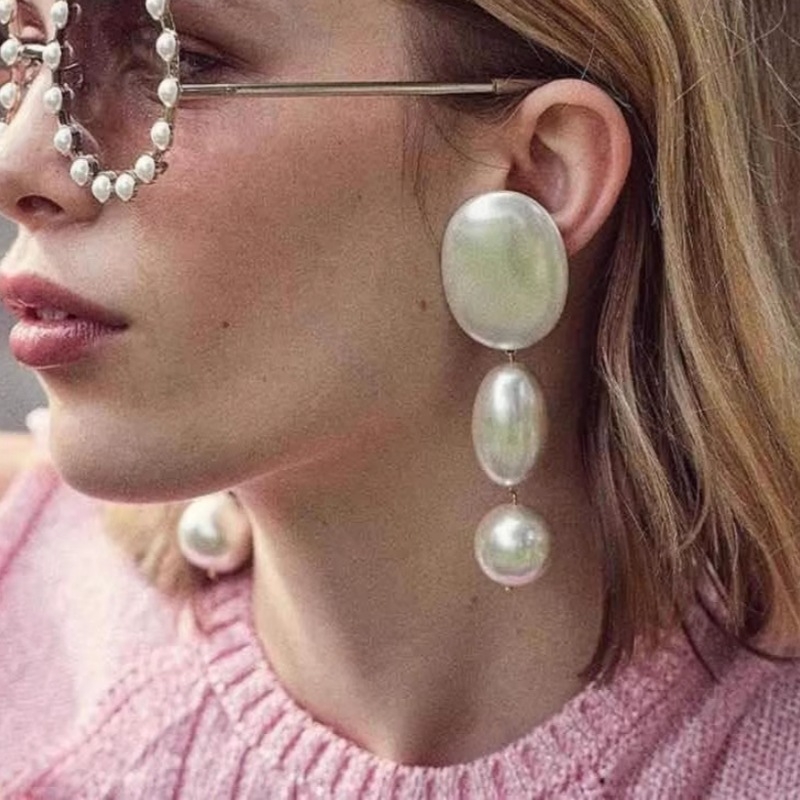 Naušnice u francuskom stilu: elegantne dugačke ovalne naušnice s perlicama, jedinstven dizajn, retro stil