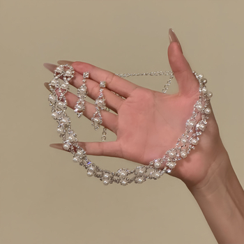 Set nakita: ogrlica s perlama i naušnice s dijamantnim ugradom, elegantan luksuzan stil dvorca