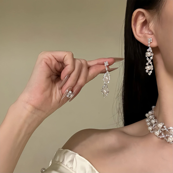 Set nakita: ogrlica s perlama i naušnice s dijamantnim ugradom, elegantan luksuzan stil dvorca