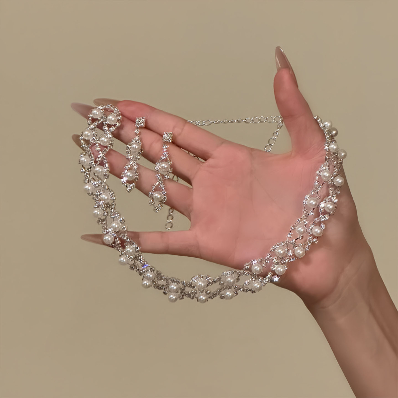 Set nakita: ogrlica s perlama i naušnice s dijamantnim ugradom, elegantan luksuzan stil dvorca