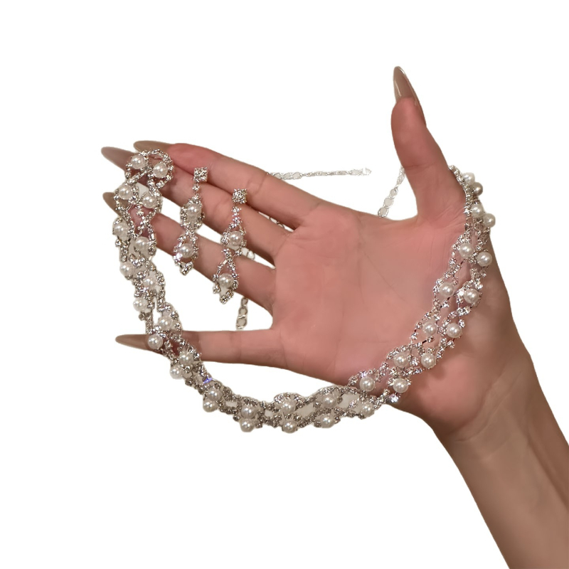 Set nakita: ogrlica s perlama i naušnice s dijamantnim ugradom, elegantan luksuzan stil dvorca