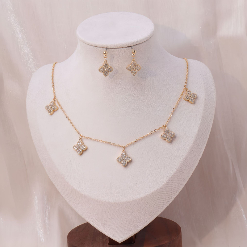 Set ogrlice i naušnica s četverolisnom djetelinom, minimalistički cirkon, slojeviti dizajn, francuski retro stil, lagani luksuz, visoka kvaliteta nišnog šarma