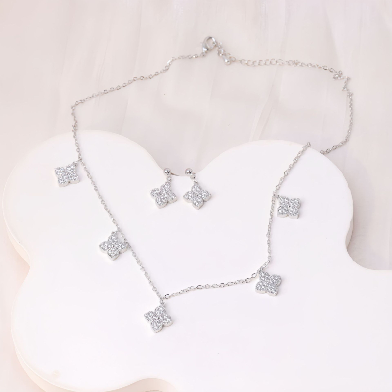Set ogrlice i naušnica s četverolisnom djetelinom, minimalistički cirkon, slojeviti dizajn, francuski retro stil, lagani luksuz, visoka kvaliteta nišnog šarma