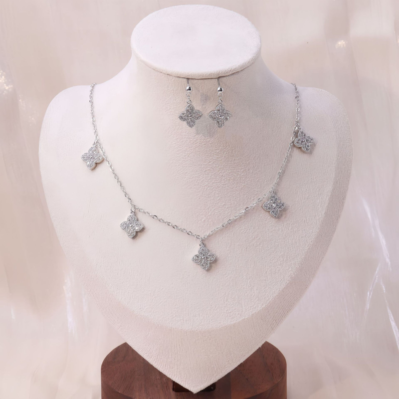 Set ogrlice i naušnica s četverolisnom djetelinom, minimalistički cirkon, slojeviti dizajn, francuski retro stil, lagani luksuz, visoka kvaliteta nišnog šarma