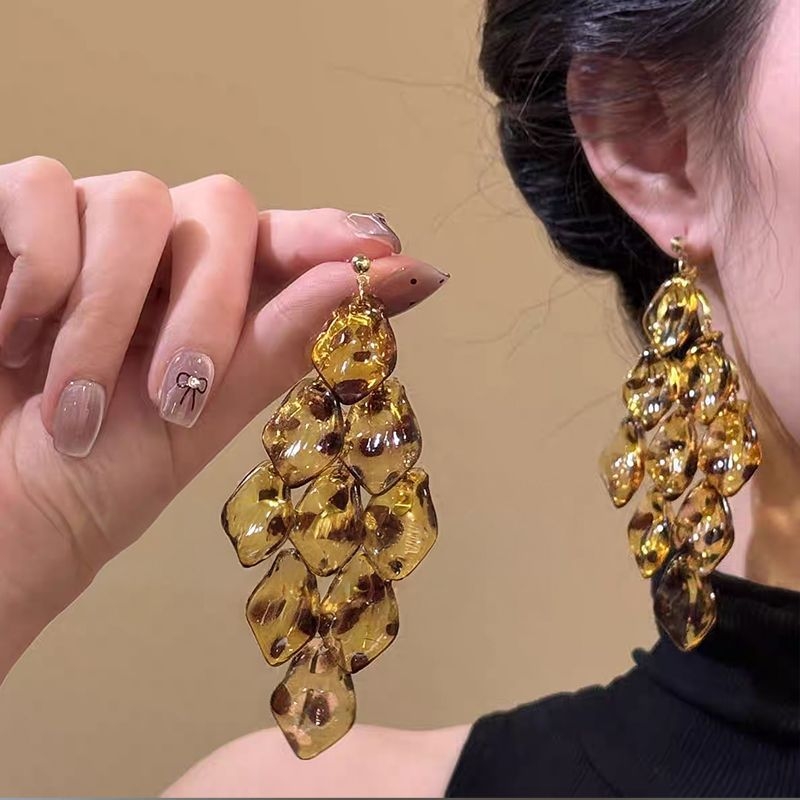 Akrilne naušnice s cvjetnim laticama i resicama, leopard uzorak, elegantne i svestrane za žene