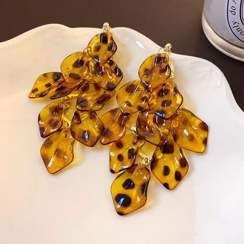 Akrilne naušnice s cvjetnim laticama i resicama, leopard uzorak, elegantne i svestrane za žene
