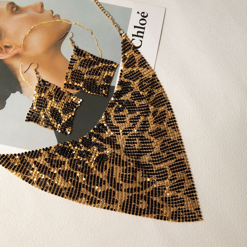 Leopard otisak, blistavi trokutasti šal, ogrlica i naušnice – retro seksi luksuzni stil mode