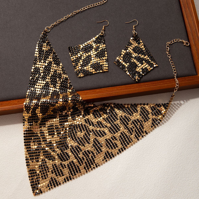 Leopard otisak, blistavi trokutasti šal, ogrlica i naušnice – retro seksi luksuzni stil mode