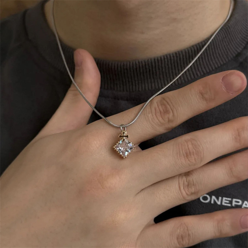 Minimalistička ogrlica s križem od cirkonija i podesivim zmijskim lančićem – unisex modni nakit