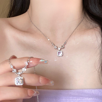 Ogrlica Ice Flower Sugar Cube za žene, novi model 2025., lanac ključne kosti, lagani luksuzni privjesak s geometrijskim dizajnom