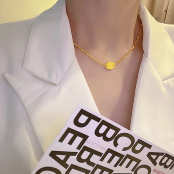 Zlatna ogrlica Peace and Love s prilagodljivim lancem za klavikulu – minimalistički stil inspiriran Instagramom, poklon djevojci