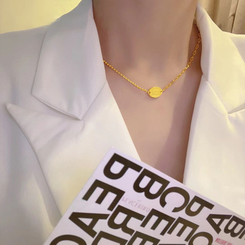 Zlatna ogrlica Peace and Love s prilagodljivim lancem za klavikulu – minimalistički stil inspiriran Instagramom, poklon djevojci