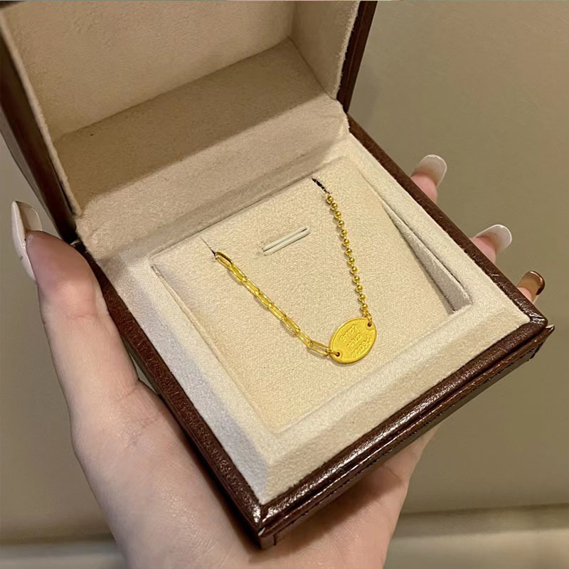 Zlatna ogrlica Peace and Love s prilagodljivim lancem za klavikulu – minimalistički stil inspiriran Instagramom, poklon djevojci
