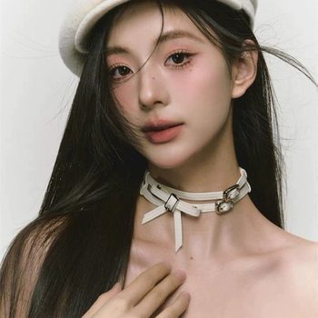 Biela dvojvrstvová pásová náhrdelka s mašličkou, choker, unisex, originálny dizajn, jar 2024