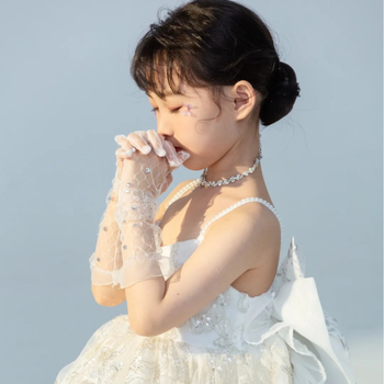 Fehér gyerekruha csipkés kesztyűkkel és zenedobozzal, hercegnő témájú születésnapi rendezvényhez, viráglány előadás, gyémánt díszítéssel