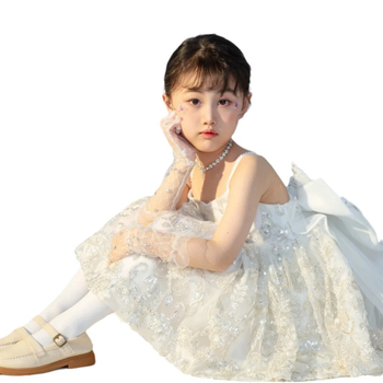 Fehér gyerekruha csipkés kesztyűkkel és zenedobozzal, hercegnő témájú születésnapi rendezvényhez, viráglány előadás, gyémánt díszítéssel