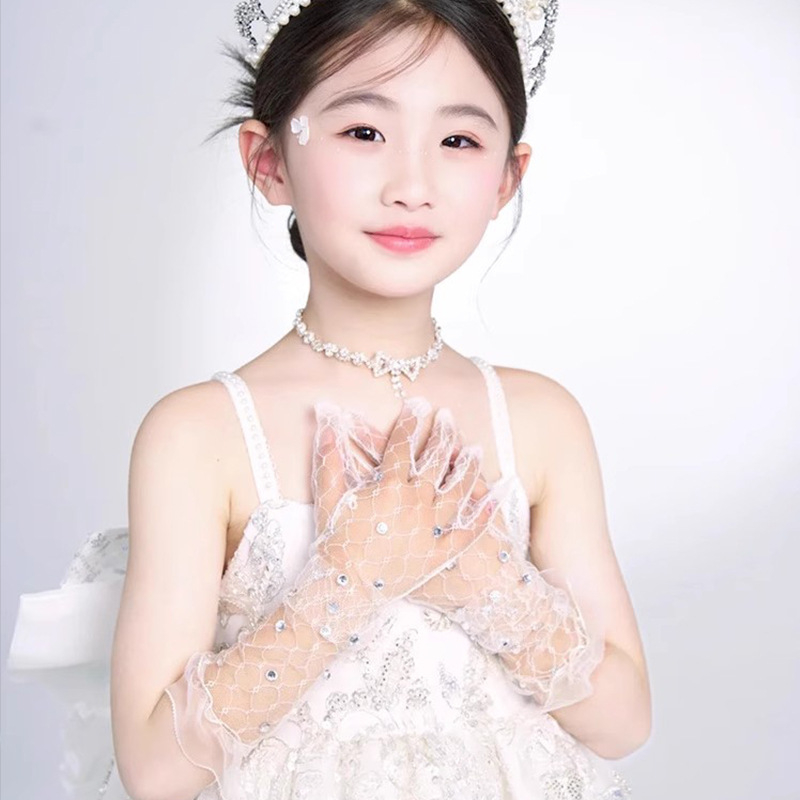 Fehér gyerekruha csipkés kesztyűkkel és zenedobozzal, hercegnő témájú születésnapi rendezvényhez, viráglány előadás, gyémánt díszítéssel