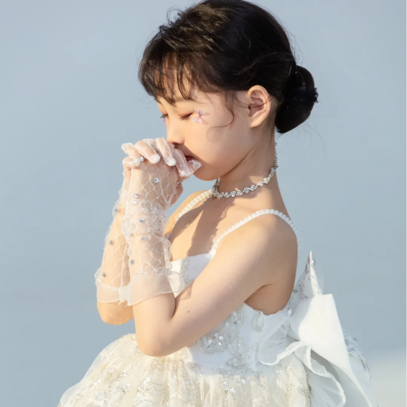 Fehér gyerekruha csipkés kesztyűkkel és zenedobozzal, hercegnő témájú születésnapi rendezvényhez, viráglány előadás, gyémánt díszítéssel