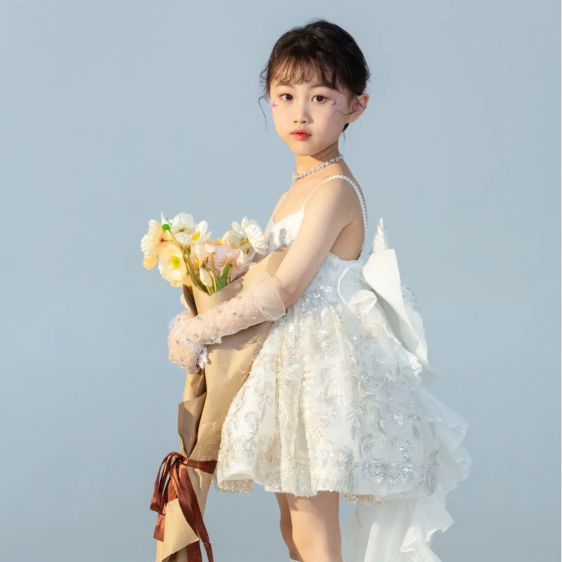 Fehér gyerekruha csipkés kesztyűkkel és zenedobozzal, hercegnő témájú születésnapi rendezvényhez, viráglány előadás, gyémánt díszítéssel