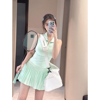 Zeleni ženski sportski set s bezrukavnim polo topom i suknjom, za badminton, tenis, golf i jogu.