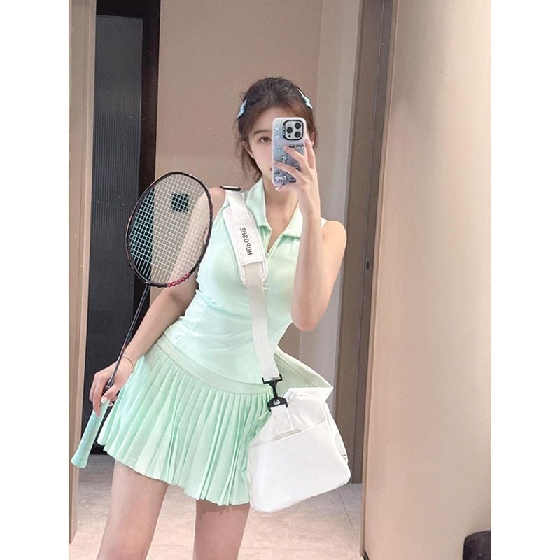 Zeleni ženski sportski set s bezrukavnim polo topom i suknjom, za badminton, tenis, golf i jogu.