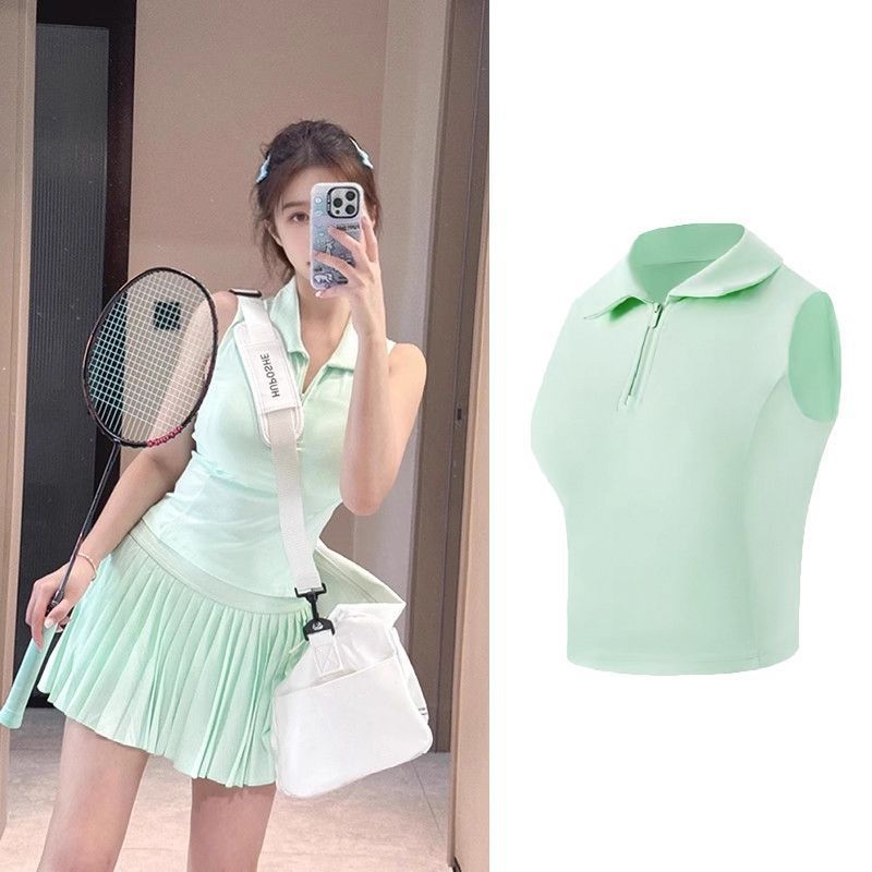 Zeleni ženski sportski set s bezrukavnim polo topom i suknjom, za badminton, tenis, golf i jogu.