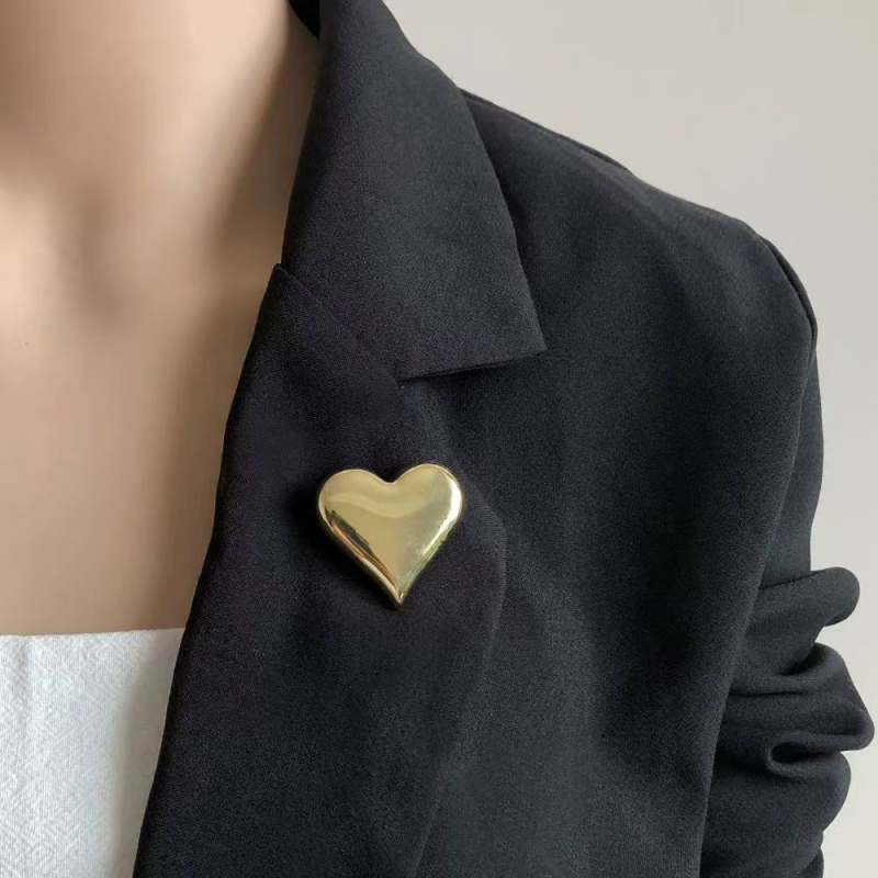 Metalna broš u obliku srca sa oglednim završetkom, vintage inspiracija, elegantan romantičan dodatak