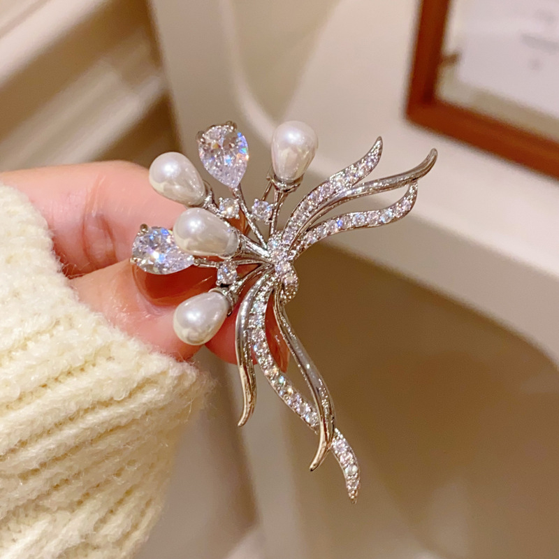 Korejskog stila, elegantna i profinjena broš s umjetnim kapljicama perlama i trakama, s cirkonima, za sakoa i kapute