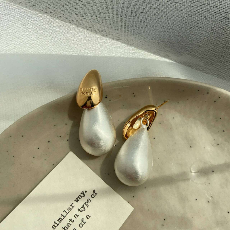 Ženske kapkovite naušnice od metala s dvobojnom završnicom, minimalistički dizajn, elegantan brušeni završetak