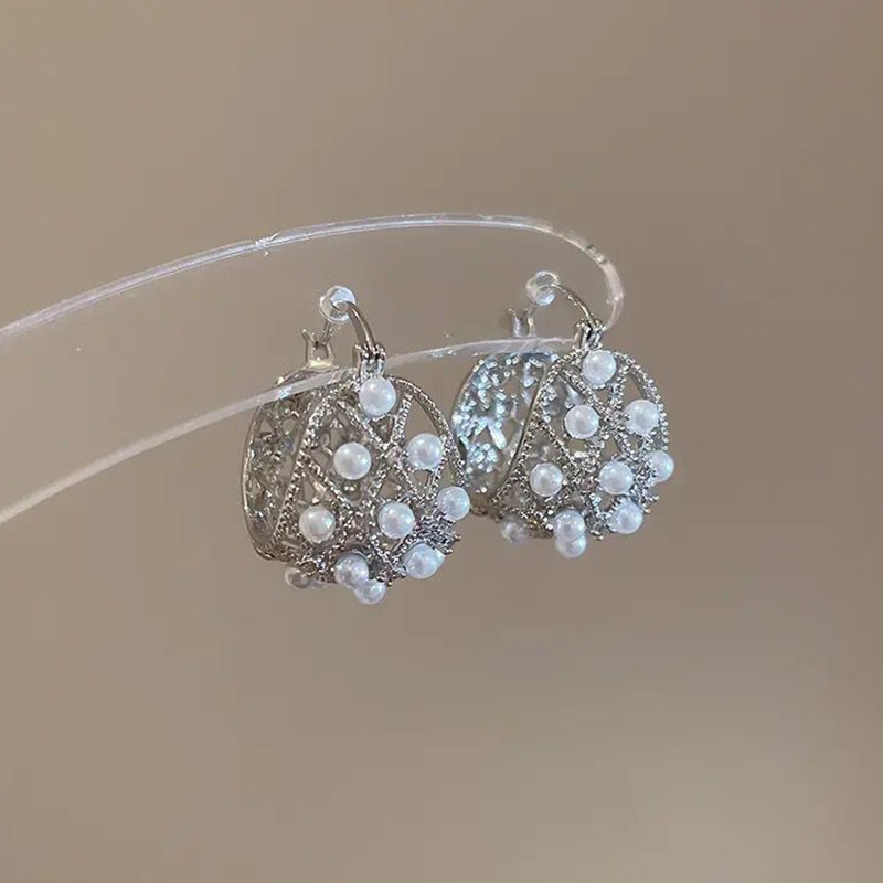Vintage naušnice s imitacijom bisera, oblik košare za cvijeće – profinjenost, elegantan stil