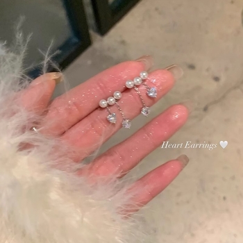 Ženske naušnice sa srcem od bisera i resicama – elegantne, moderne i minimalističke