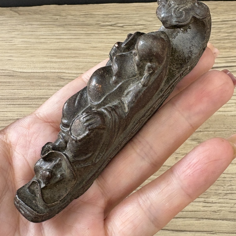 Χειροποίητο μπρούτζινο διακοσμητικό γραφείου σε αντι-παλιωμένο στυλ, βάρος για χαρτί με κινεζική ζωγραφική σε ρυζόχαρτο, καλλιγραφία, Τα Τέσσερα Θησαυρίσματα της Μελέτης, παλαιωμένο φινίρισμα